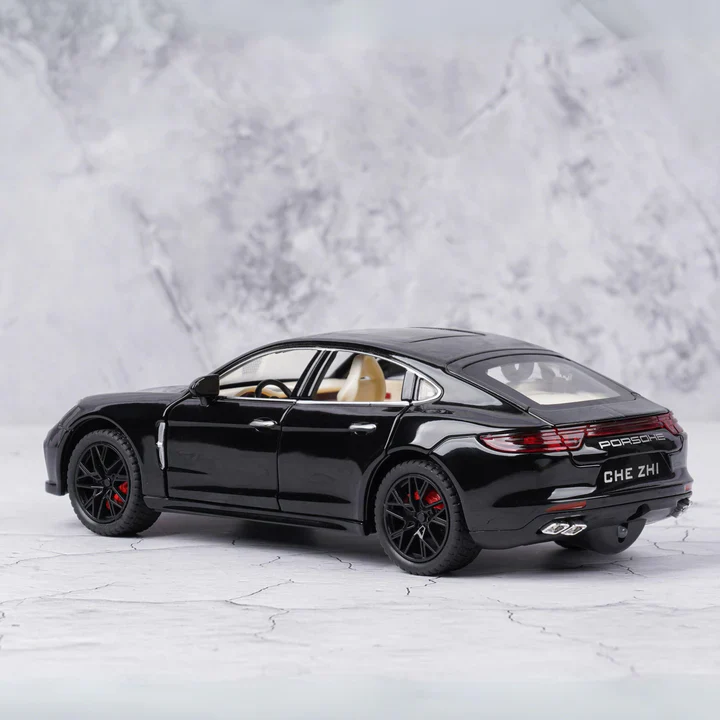 1:24 Diecast Porsche Panamera Model Car With Smoke